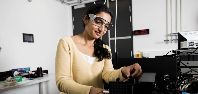 Dr Thilini Ishwara working in a laboratory at UNSW Sydney