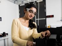 Dr Thilini Ishwara working in a laboratory at UNSW Sydney